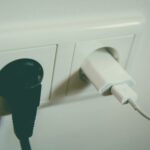 Kam a jak umístit zásuvky v bytě: Průvodce pro optimální rozmístění