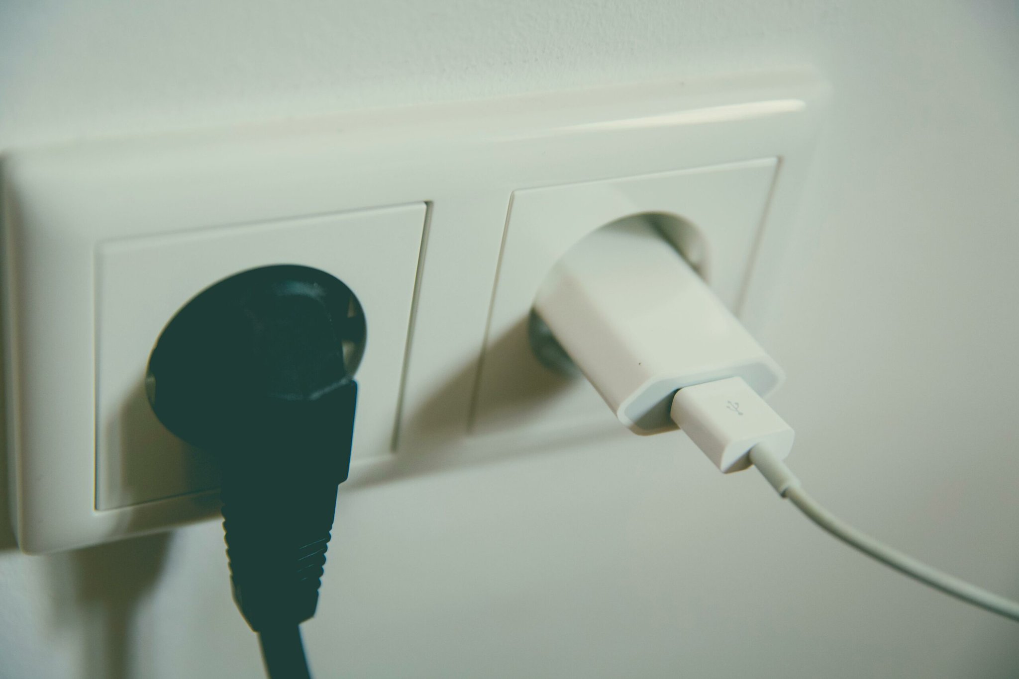 Kam a jak umístit zásuvky v bytě: Průvodce pro optimální rozmístění