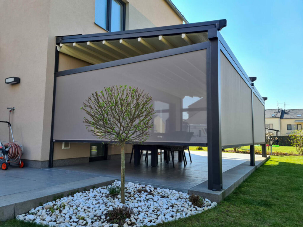Pergola s bočním zastřešením